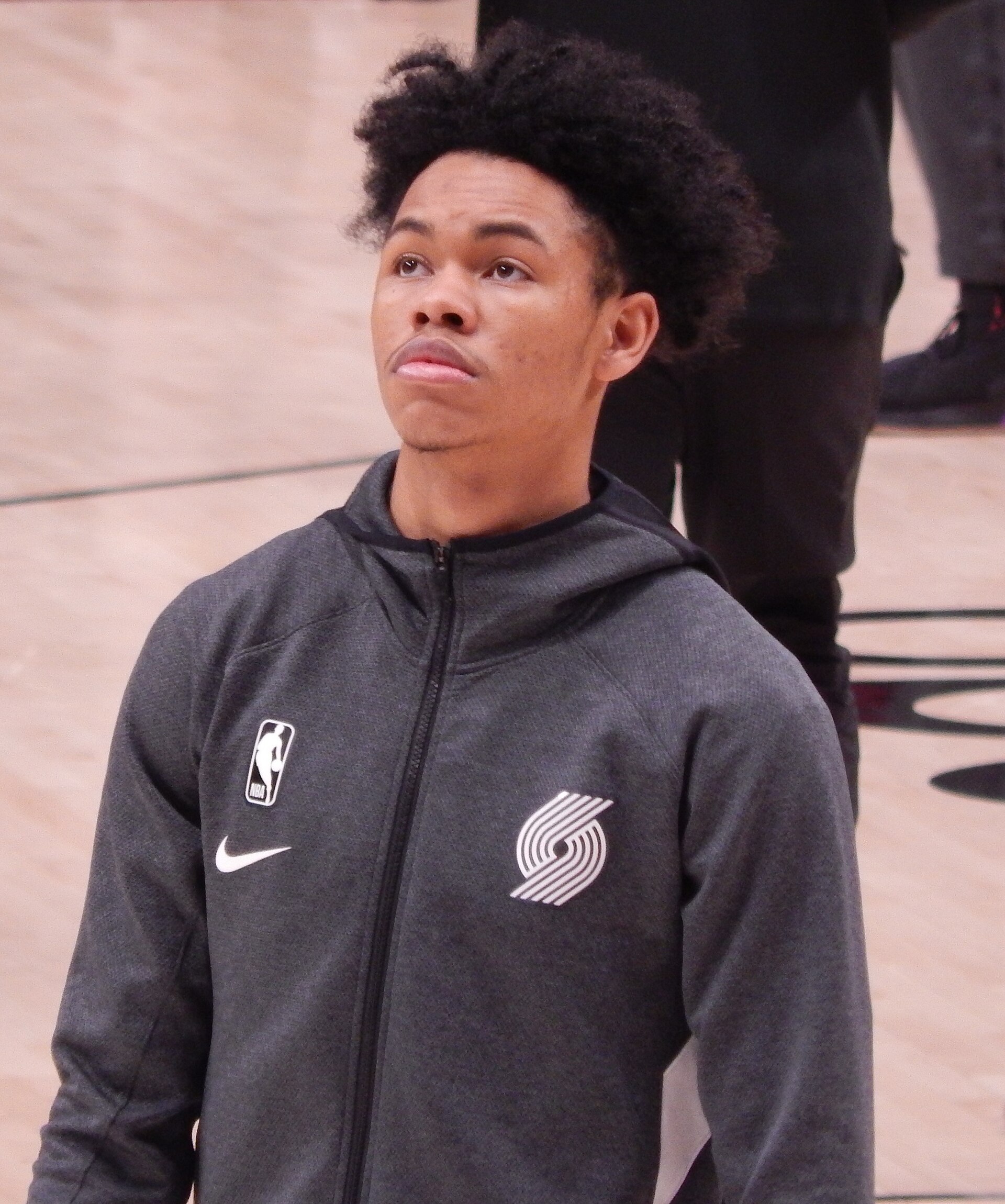 Imagem de referência de Anfernee Simons, descrito nos dados abertos como jogador de basquetebol norte-americano