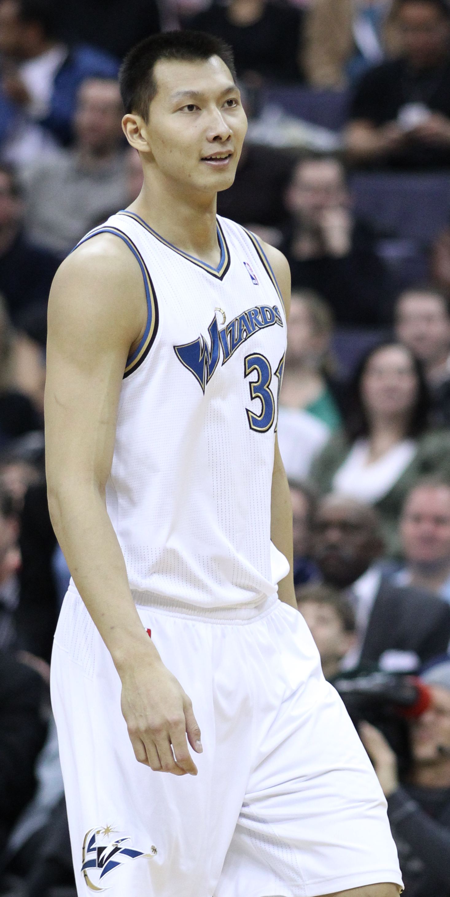 Imagem de referência relacionada a Yi Jianlian, item descrito como jogador de basquetebol chinês