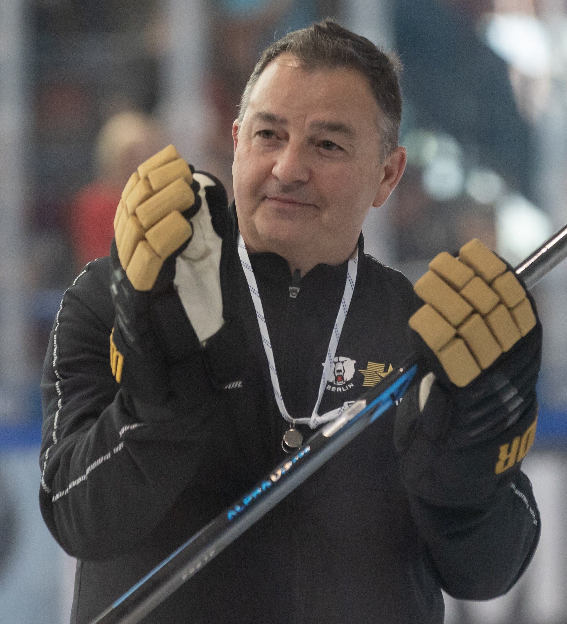 Imagem de referência de Dan Lambert, descrito nos dados abertos como jogador de hóquei no gelo canadense