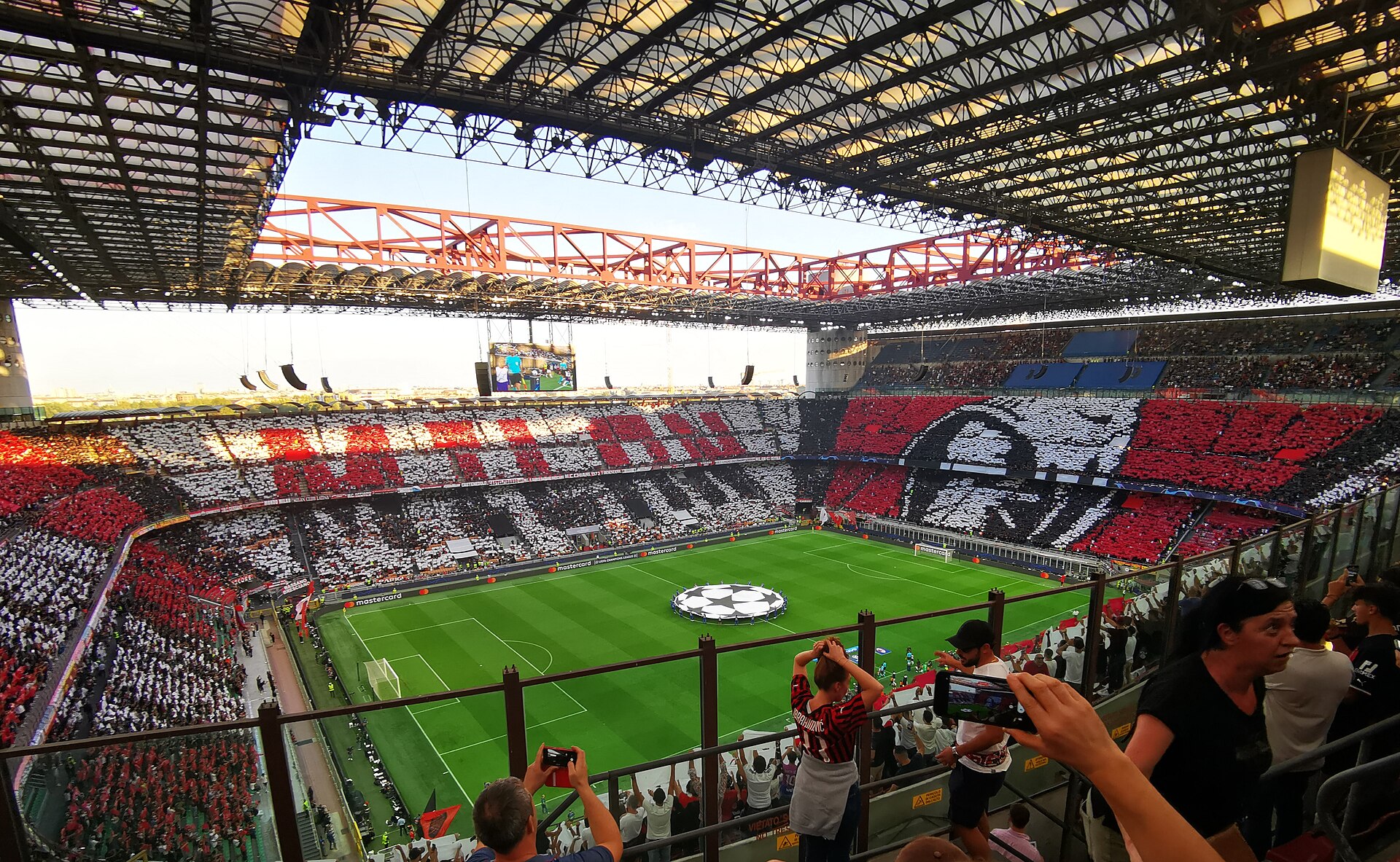 Imagem de referência de A.C. Milan, descrito nos dados abertos como clube italiano de futebol