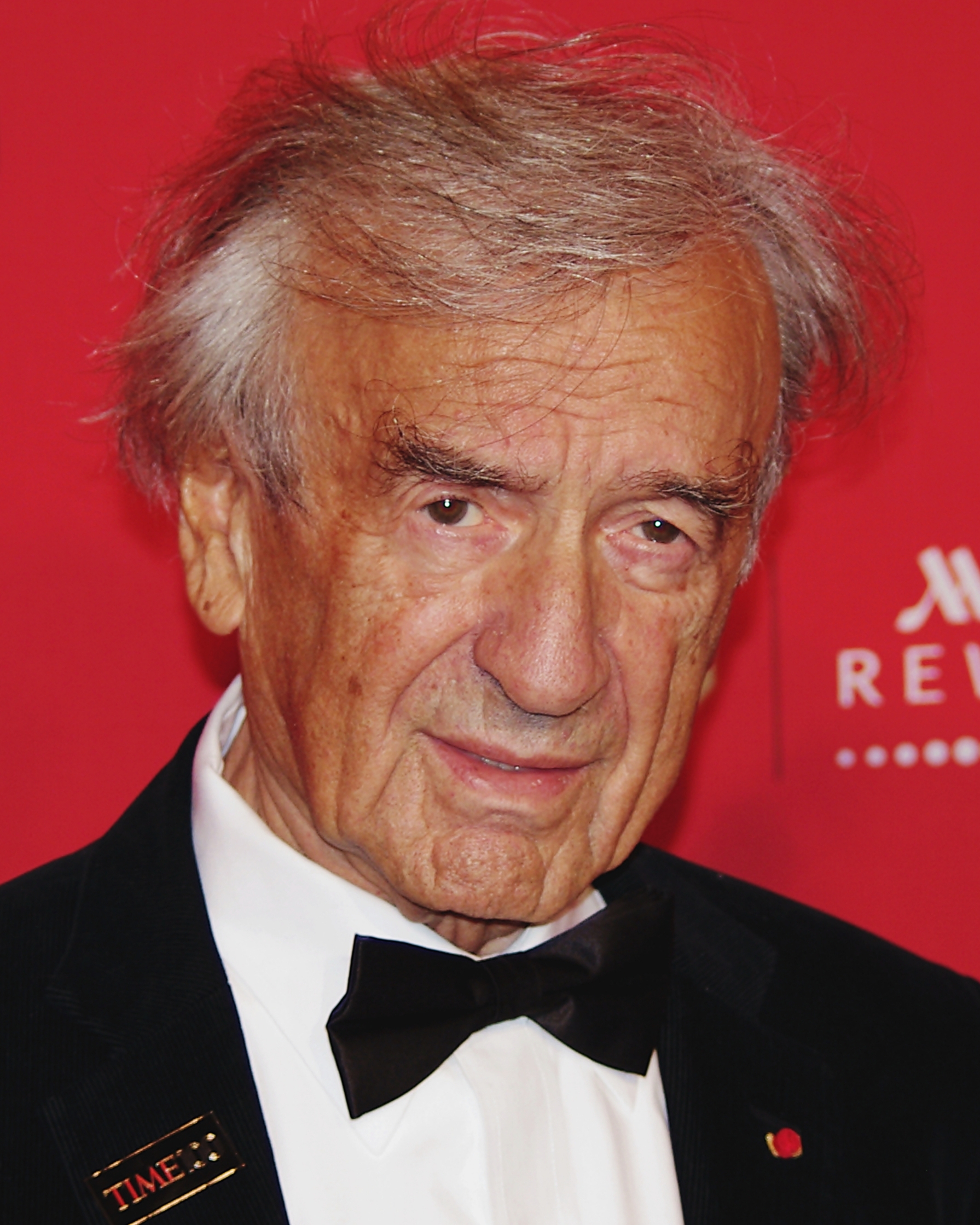 Imagem de referência relacionada a Elie Wiesel, item descrito como escritor americano nascido na Romênia, professor, ativista político, ganhador do Nobel e sobrevivente do Holocausto