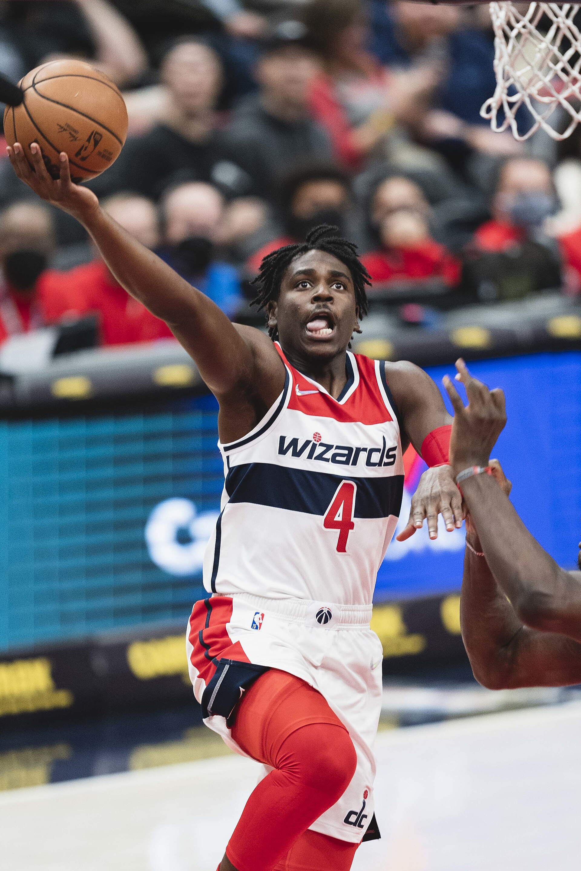 Imagem de referência de Aaron Holiday, descrito nos dados abertos como jogador de basquetebol norte-americano