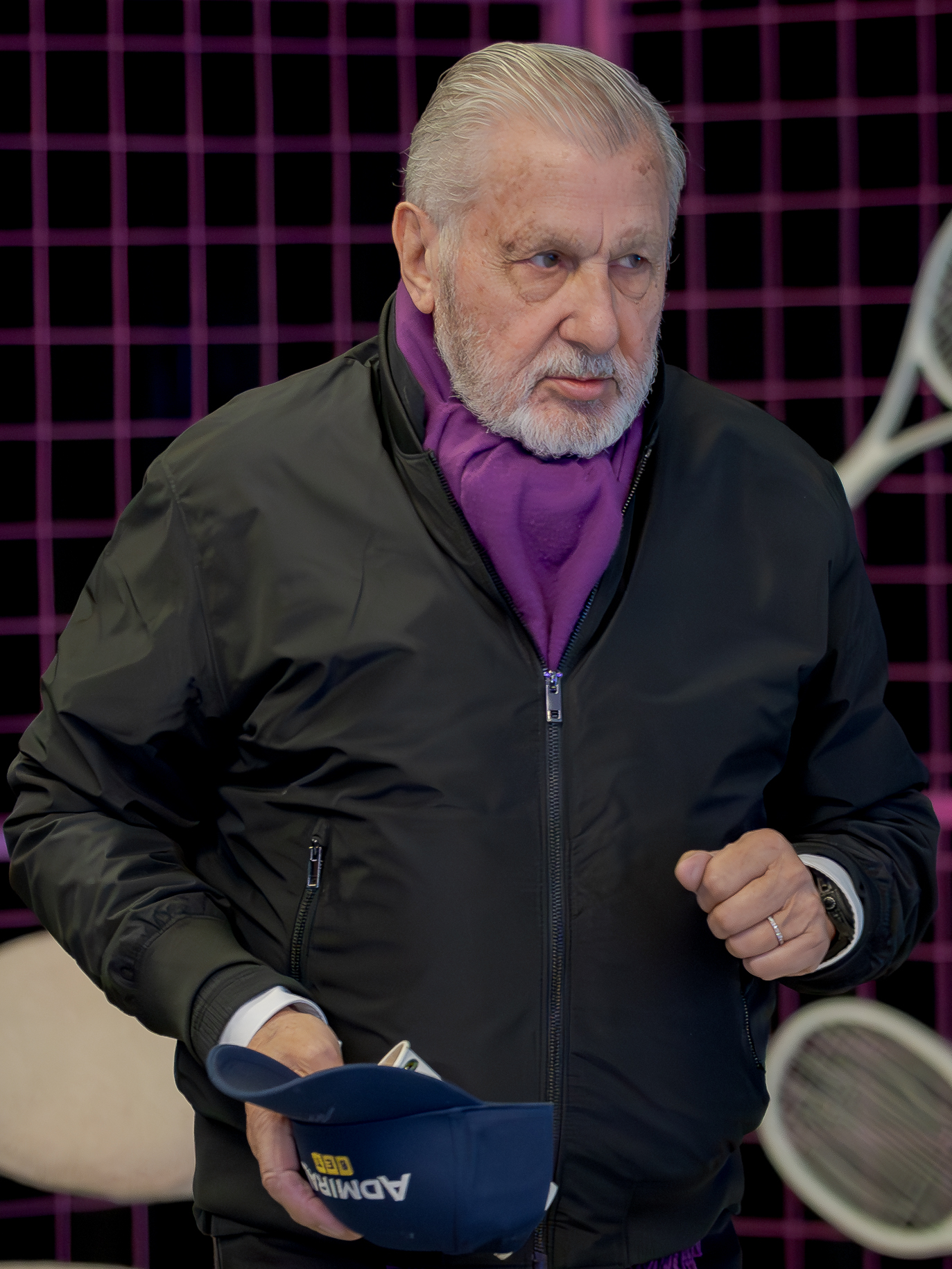 Imagem de referência relacionada a Ilie Năstase, item descrito como tenista romeno
