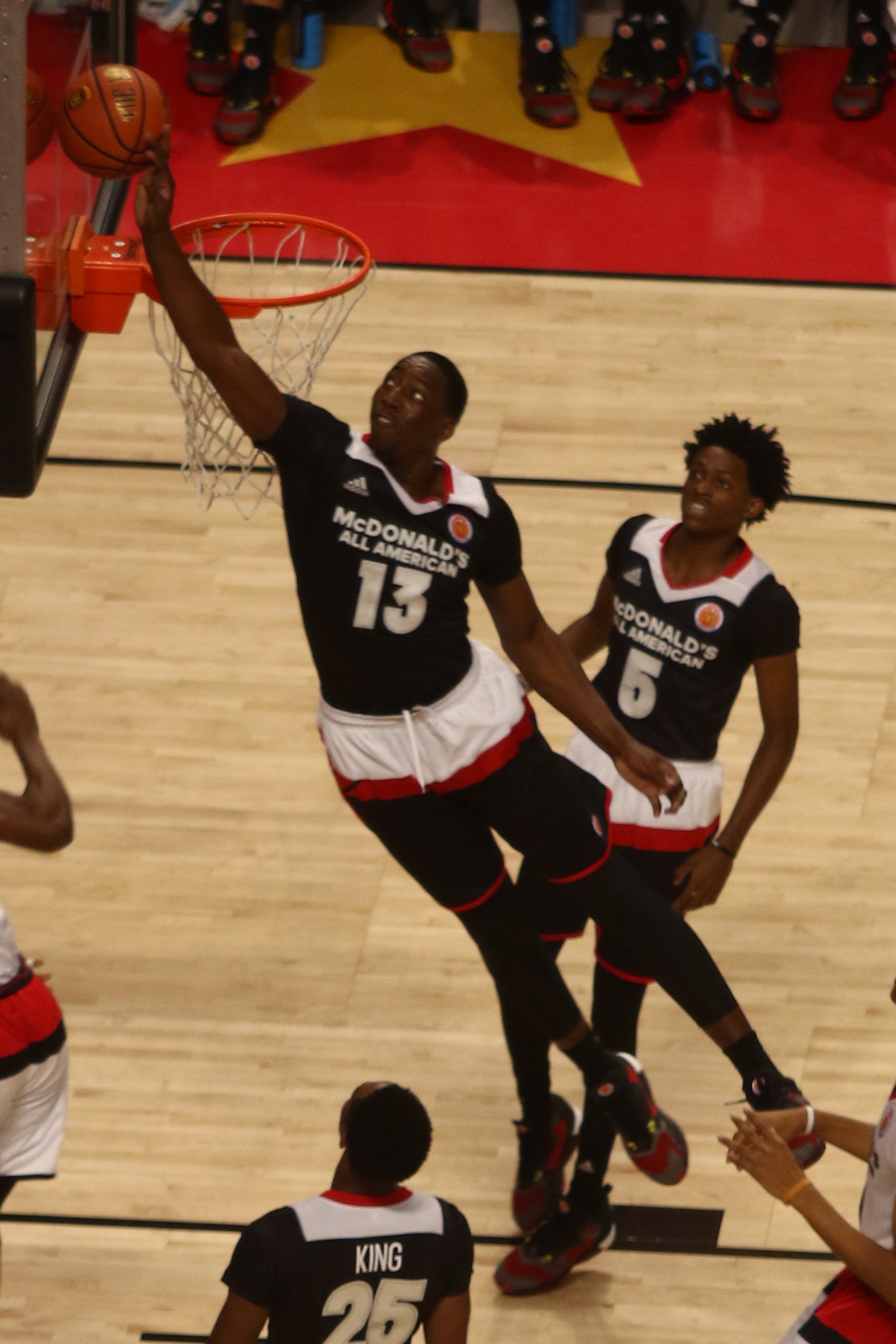 Imagem de referência de De'Aaron Fox, descrito nos dados abertos como basquetebolista estadunidense