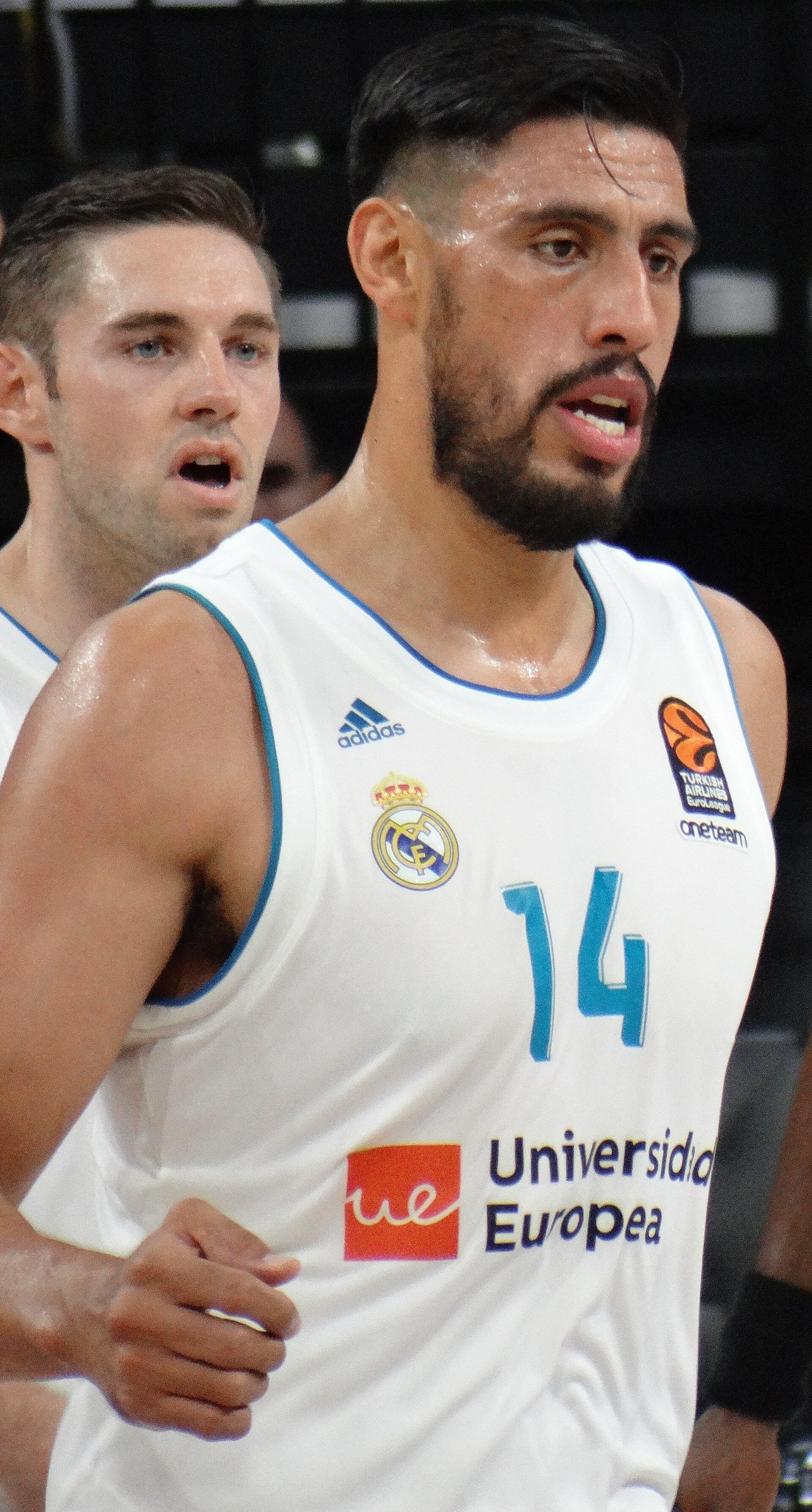 Imagem de referência de Gustavo Ayón, descrito nos dados abertos como jogador de basquetebol mexicano