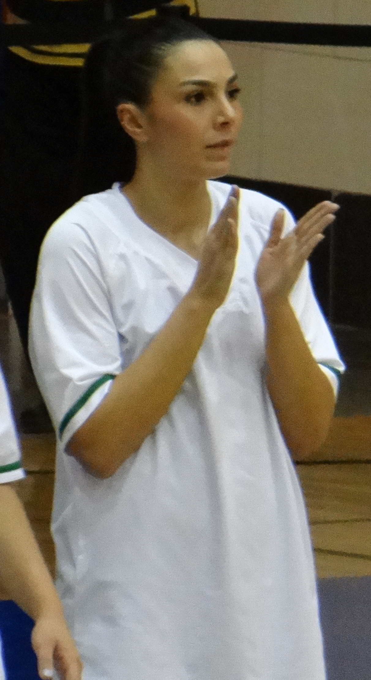 Imagem de referência relacionada a Simay Karaman, item descrito como jogadora de basquetebol turca