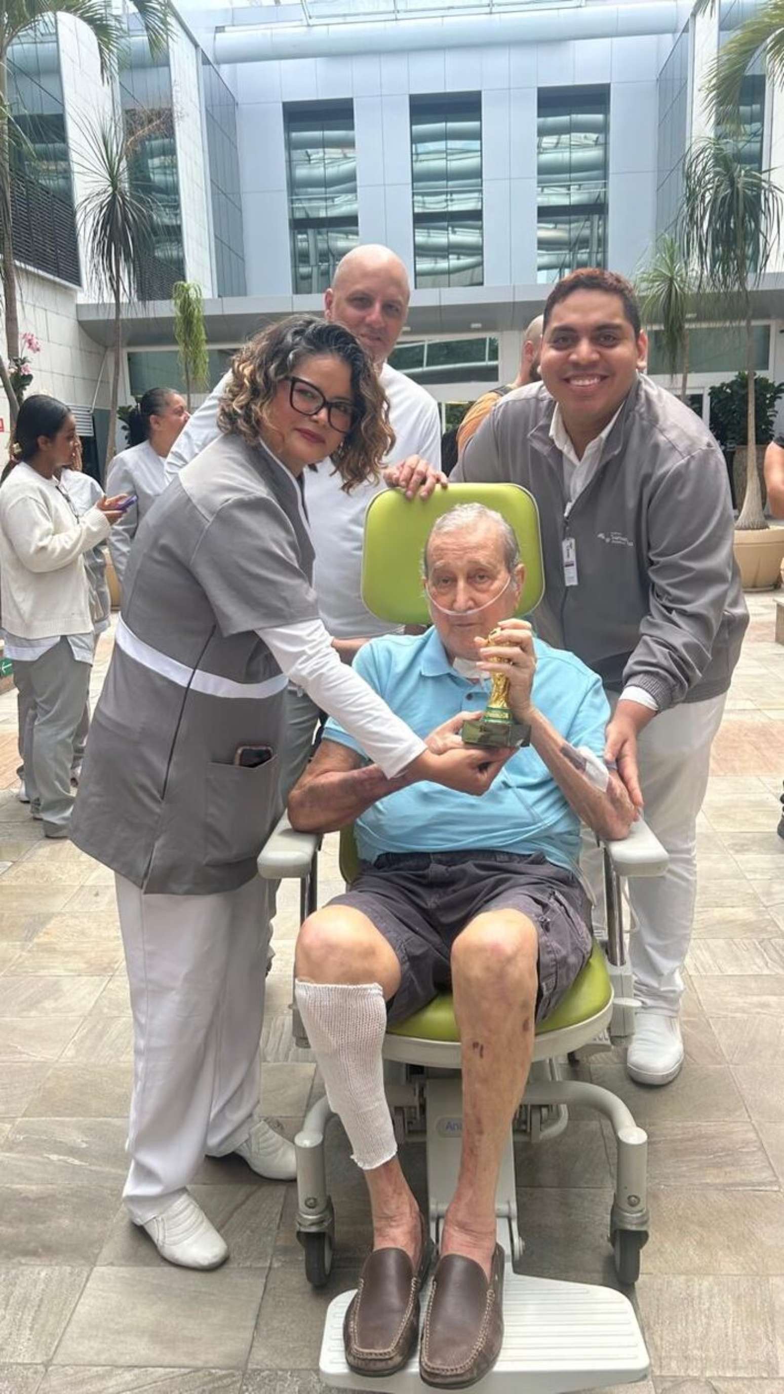 Carlos Alberto Parreira recebe alta após três meses internado: ‘Fico agradecido por esse carinho'.