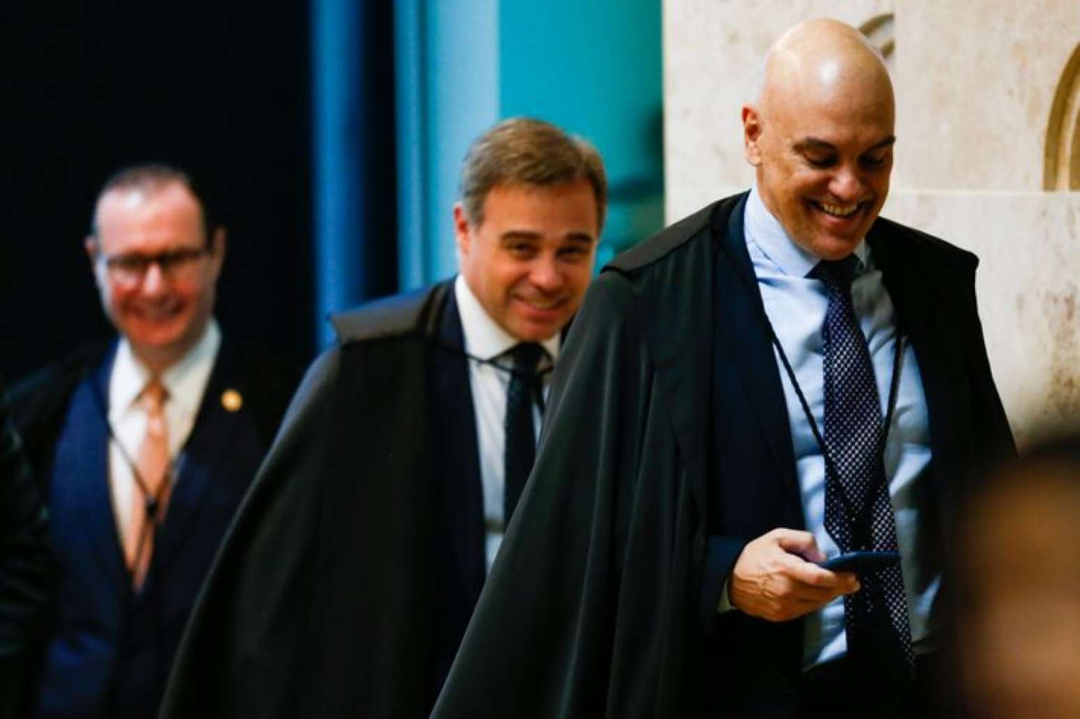 Os ministros Cristiano Zanin (ao fundo), André Mendonça e Alexandre de Moraes em sessão no STF