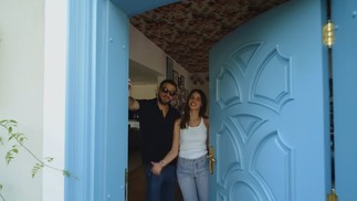 Chay Suede e a mulher, Laura Neiva, em casa — Foto: Reprodução YouTube / Casa Vogue
