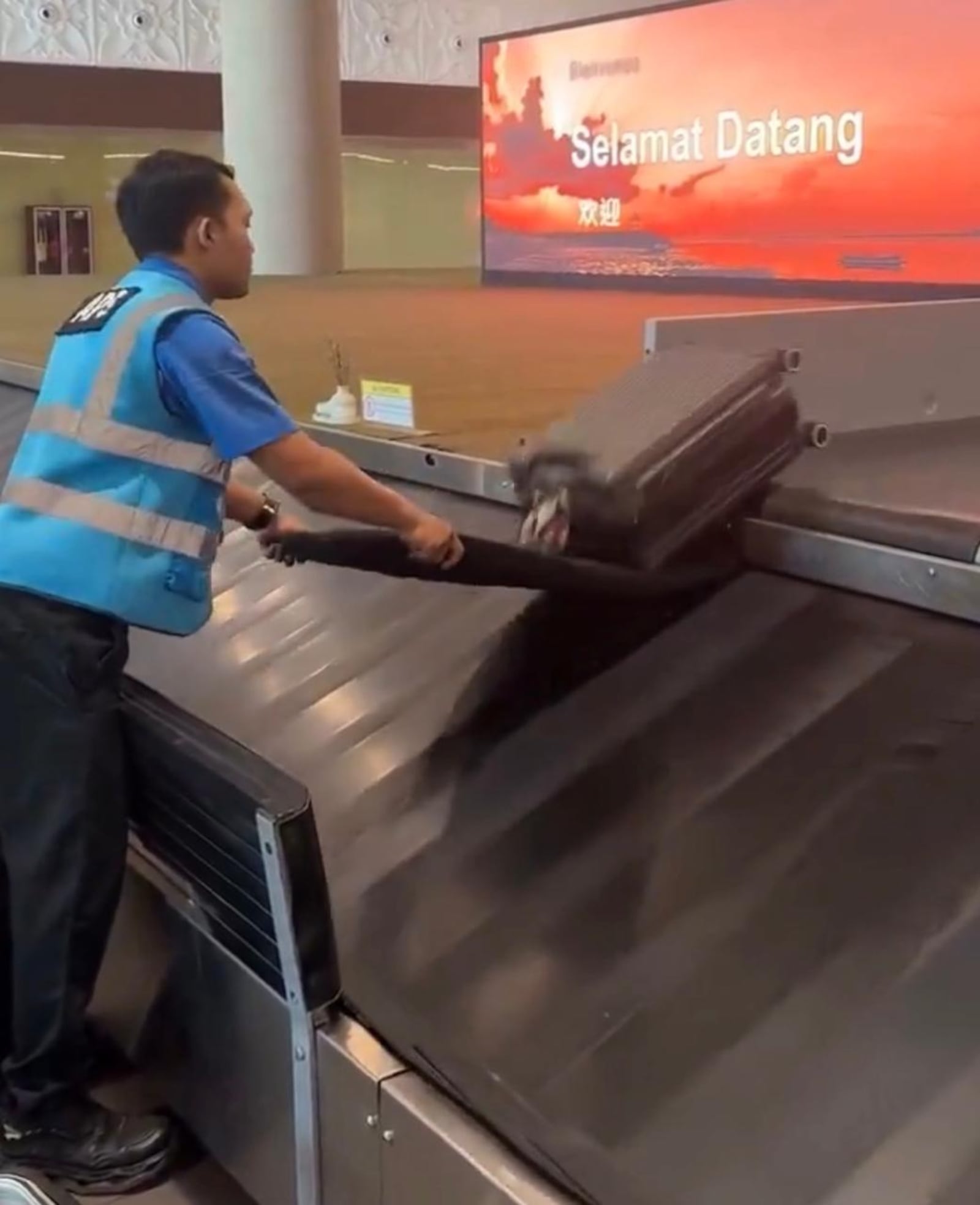 Funcionários do aeroporto de Bali manuseiam as bagagens dos passageiros com cuidado Reprodução vídeo redes sociais