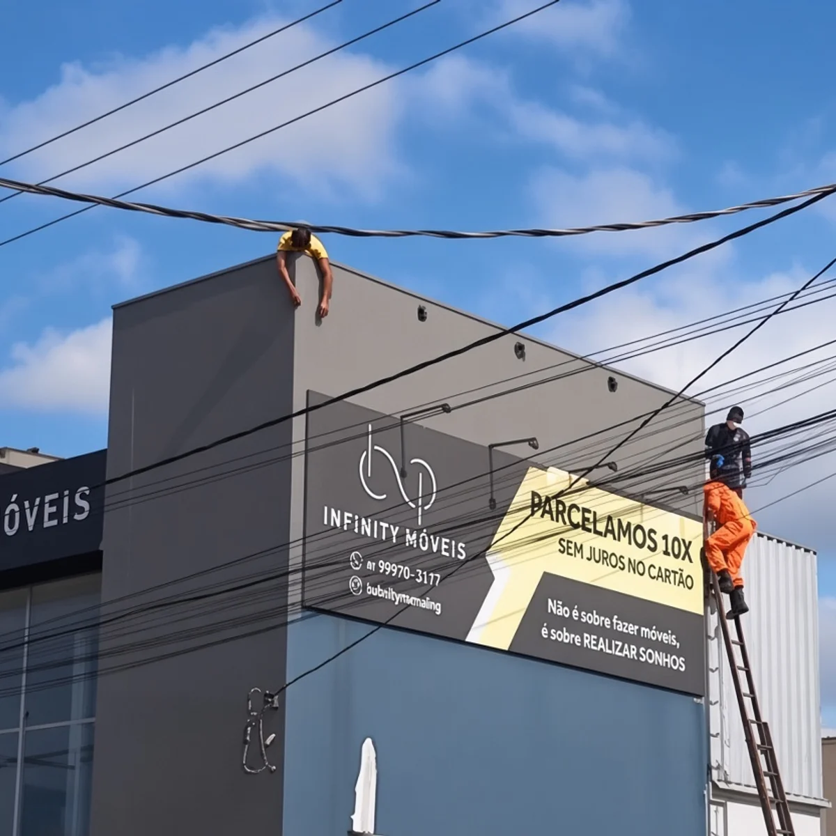 MG: pintor sofre choque, fica pendurado em prédio e é resgatado