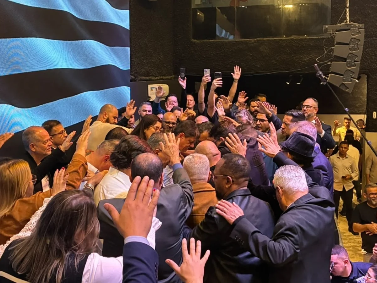 Tarcísio modula discursos e reforça aproximação com evangélicos