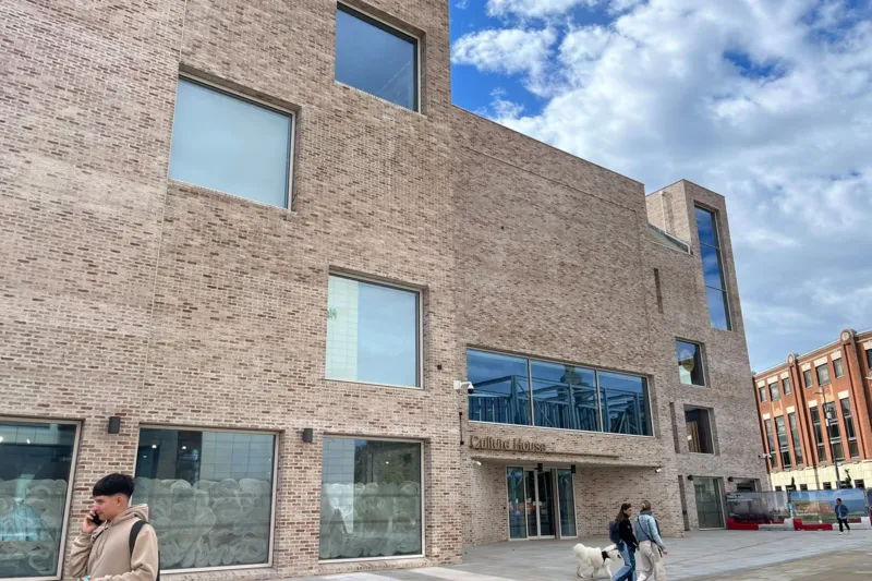 A Culture House abre com uma biblioteca e um espaço de artes