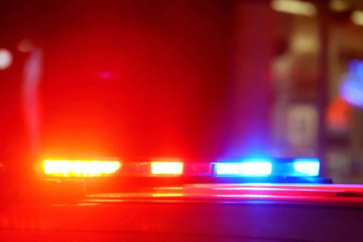 Placa de mármore cai sobre três funcionários e mata um em loja no DF