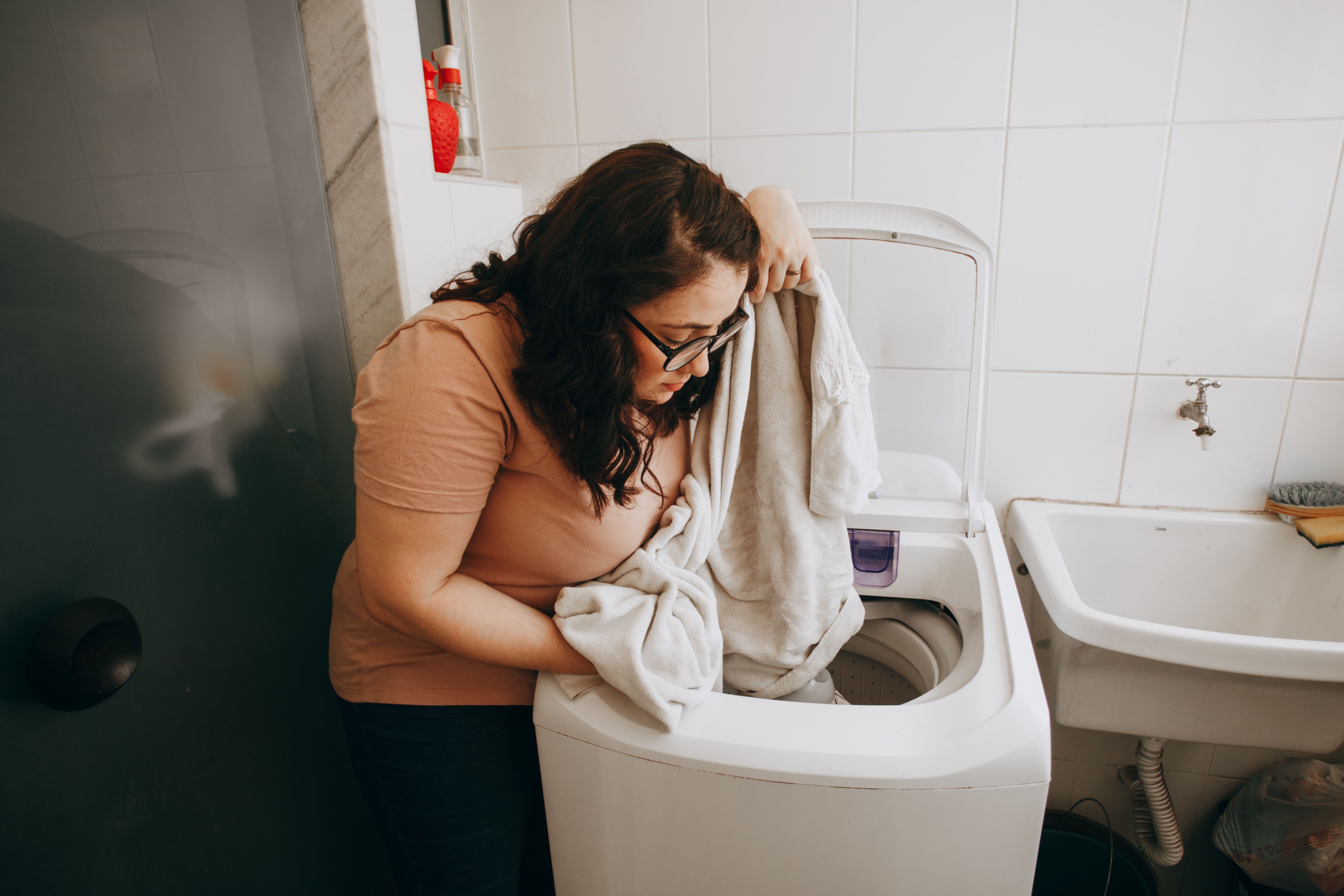 Por que a roupa lavada fica com mau cheiro se ficar molhada? Um cientista especializado em têxteis explica como resolver isso