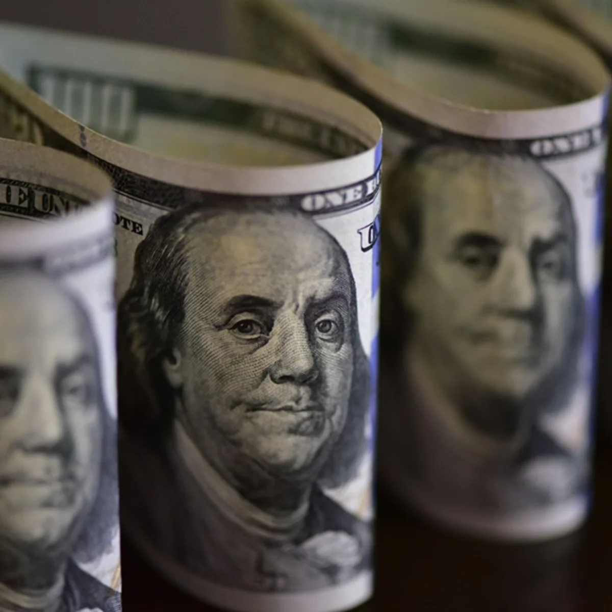 Dólar sobe e Bolsa cai com alta do petróleo, juros nos EUA e crise no STF