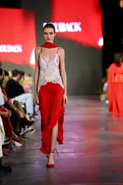 Desfile seguiu uma progressão de peças vermelho e rosa até a cor branca