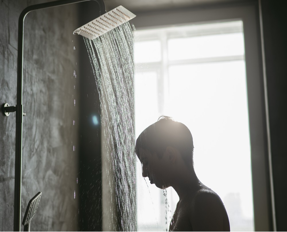 Tenha a preferência de tomar banho no momento mais claro do dia para não usar tanta á — Foto: Reprodução/Freepik