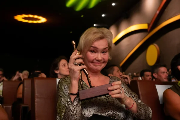 Julia Lemmertz se emociona ao receber homenagem no Festival de Brasília - destaque galeria