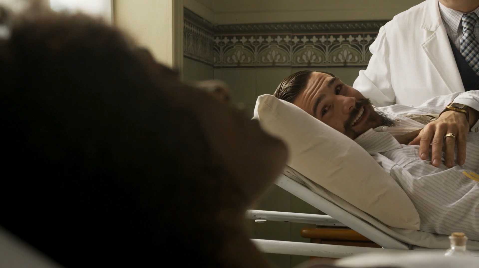 Em A Nobreza do Amor, Mirinho salva a vida de Niara: 'Unidos pelo sangue!'