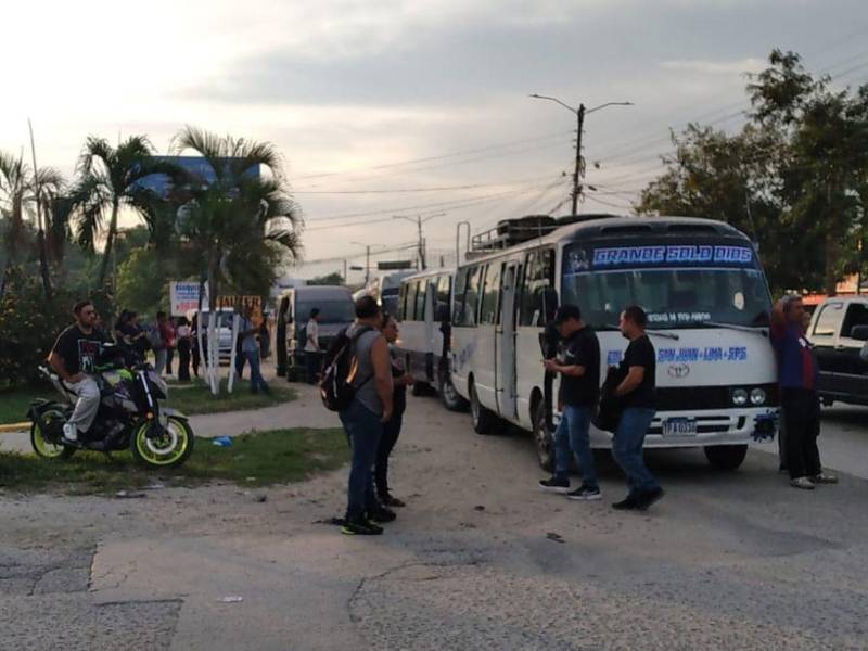 Desde tempranas horas, conductores paralizaron sus unidades de transporte público e impidieron la circulación de otros autobuses durante la protesta.
