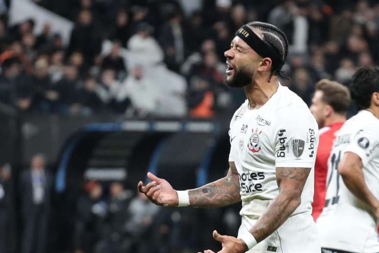 Torcedores picham muros do Corinthians e pedem saída de Memphis: 'Futebol de centavos'
