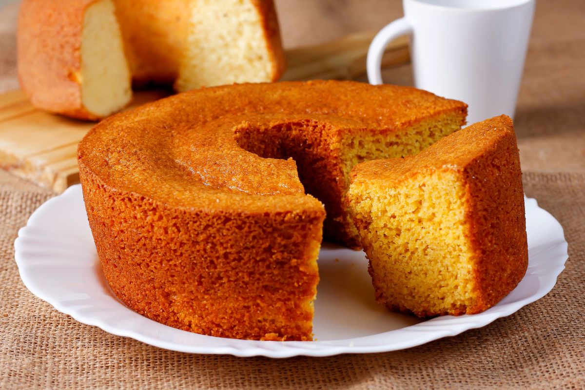 Bolo de milho engorda? Nutricionista explica como incluir na dieta