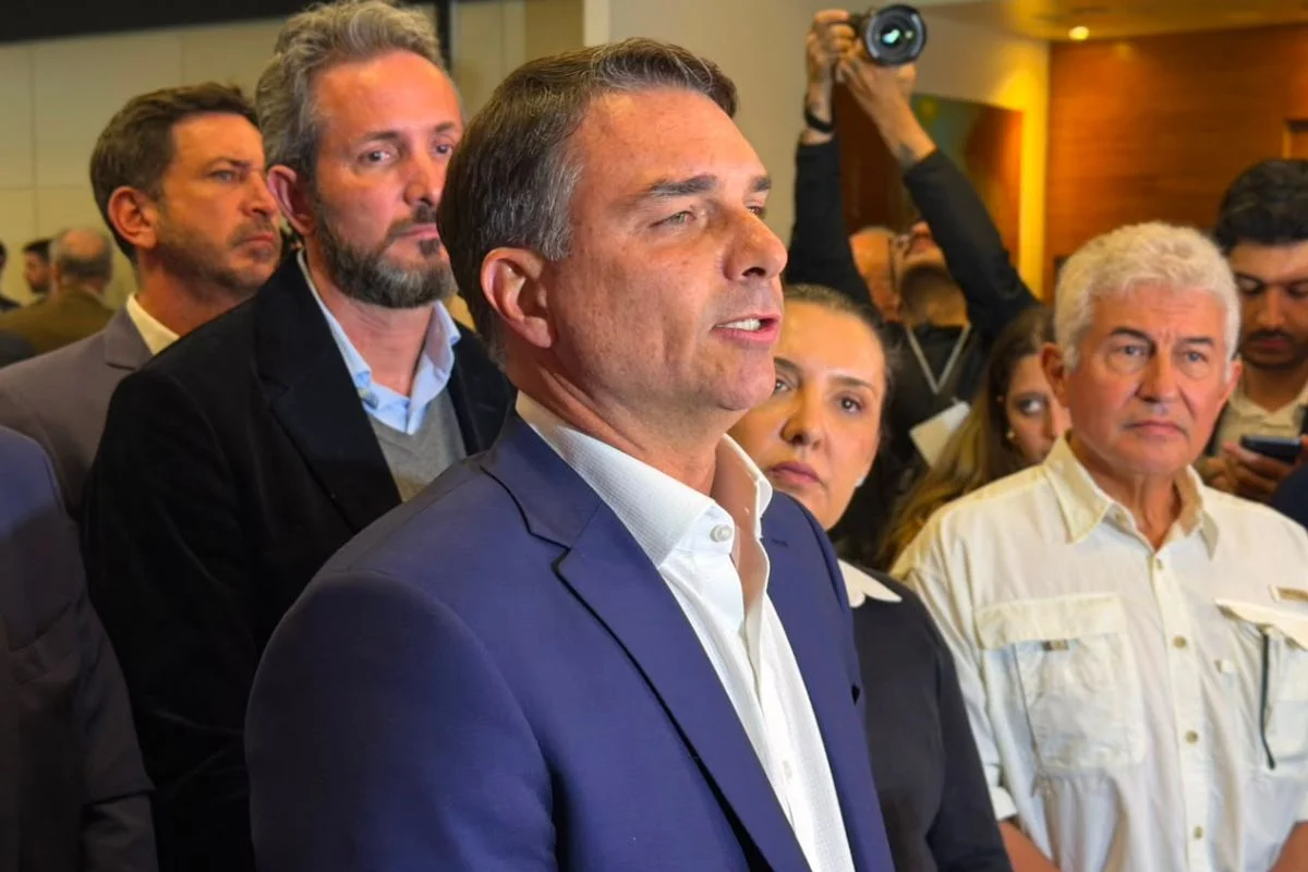 Flávio Bolsonaro concede coletiva em São Paulo.