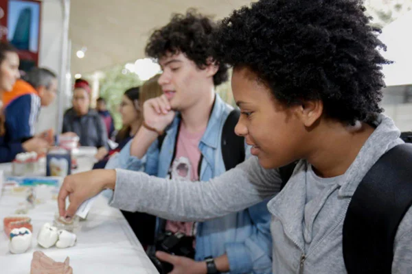 DF recebe feira gratuita para orientar interessados em estudar nos EUA