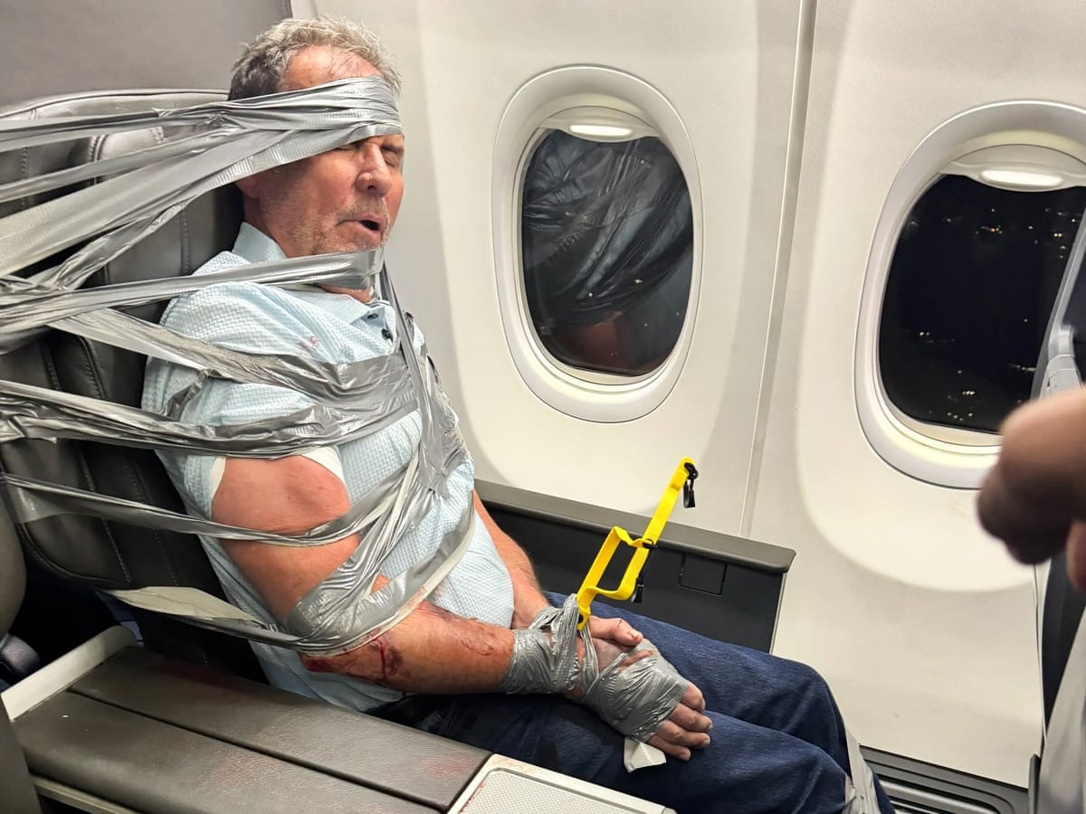 Um passageiro americano que foi amarrado com fita adesiva à poltrona de um avião diz: 'Não me lembro de nada disso'