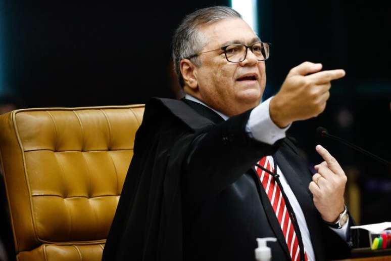 Defesa de Flávio Bolsonaro pediu 4 vezes que caso ‘Dark Horse’ ficasse com Mendonça em vez de Dino, diz jornal