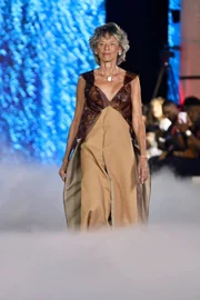 Calado reverencia fiandeiras de Urucuia na 3ª noite do Metrópoles Catwalk