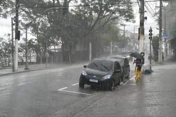 Cidades de SP suspendem aulas após alerta de temporal com risco de tornado