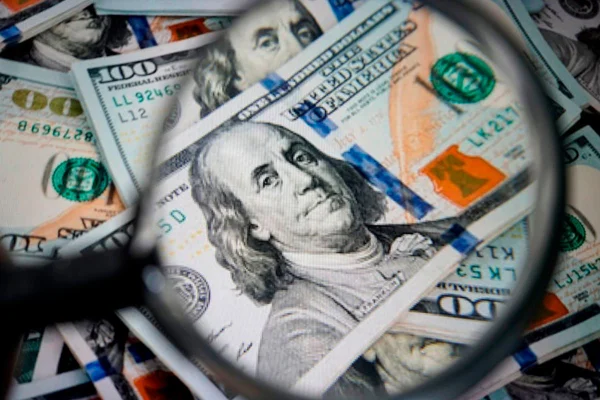 Dólar mantém-se estável com recuo do petróleo e apesar de alta do IPCA-15