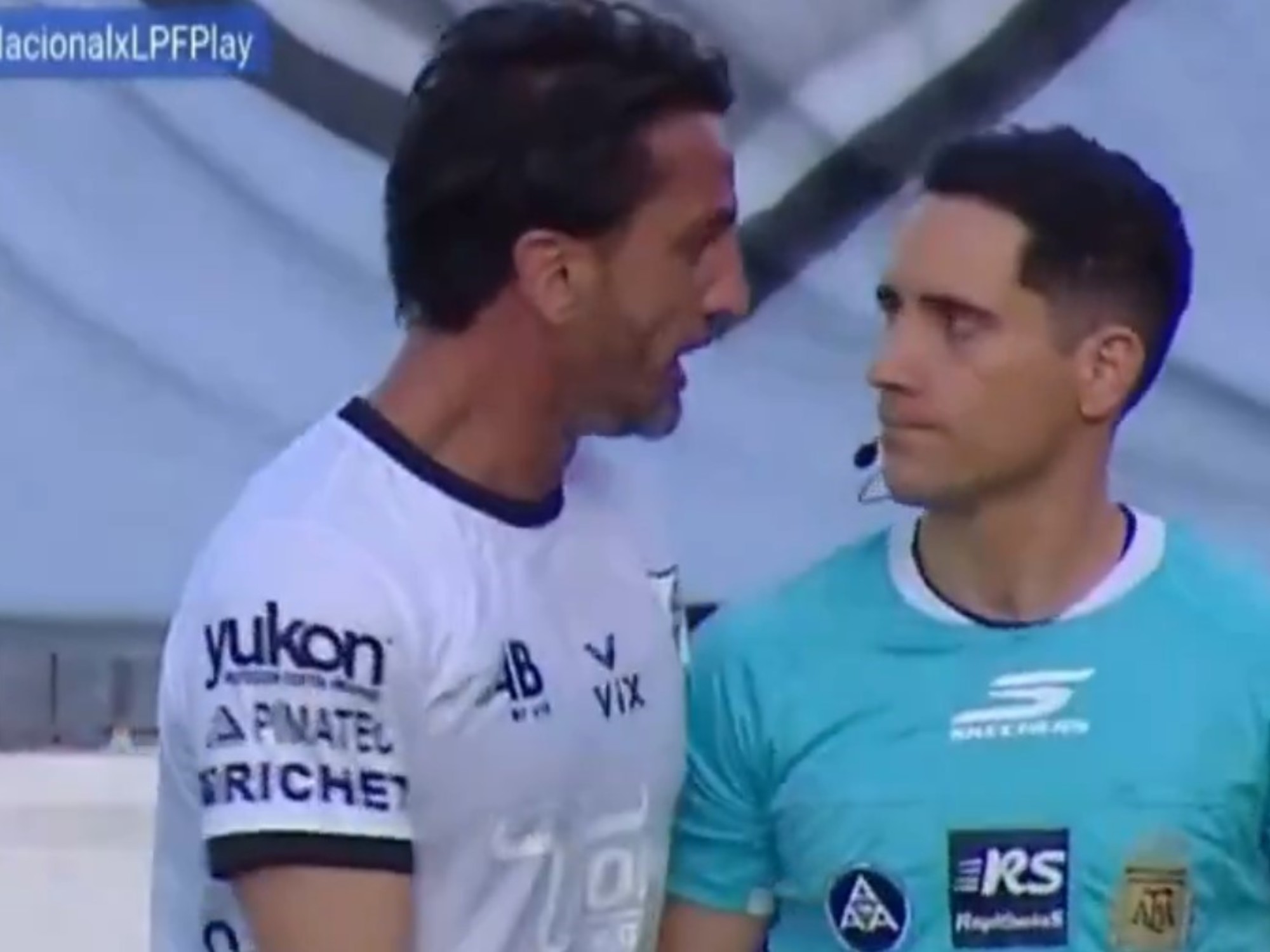 Outro escândalo por um arbitragem: os jogadores do All Boys explodiram por dois gols anulados e tentaram agredir um assistente