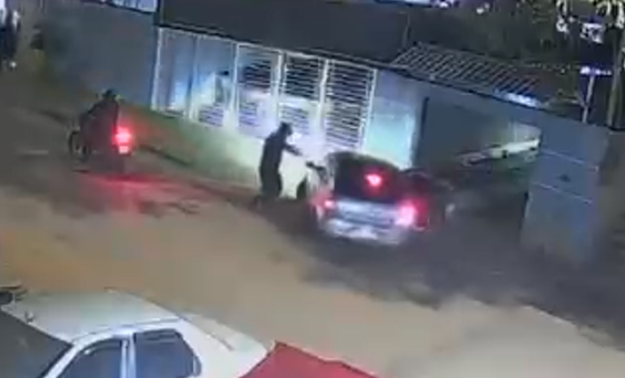 Motorista de aplicativo é morto a tiros e passageiro pula do carro para se salvar em Lajinha (MG)