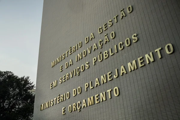 Governo inclui Bolsa Família no Orçamento e prevê alta do rombo fiscal