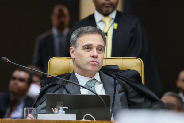 Mendonça diz à PF que não conseguiu acessar celular de Vorcaro e pede ajuda