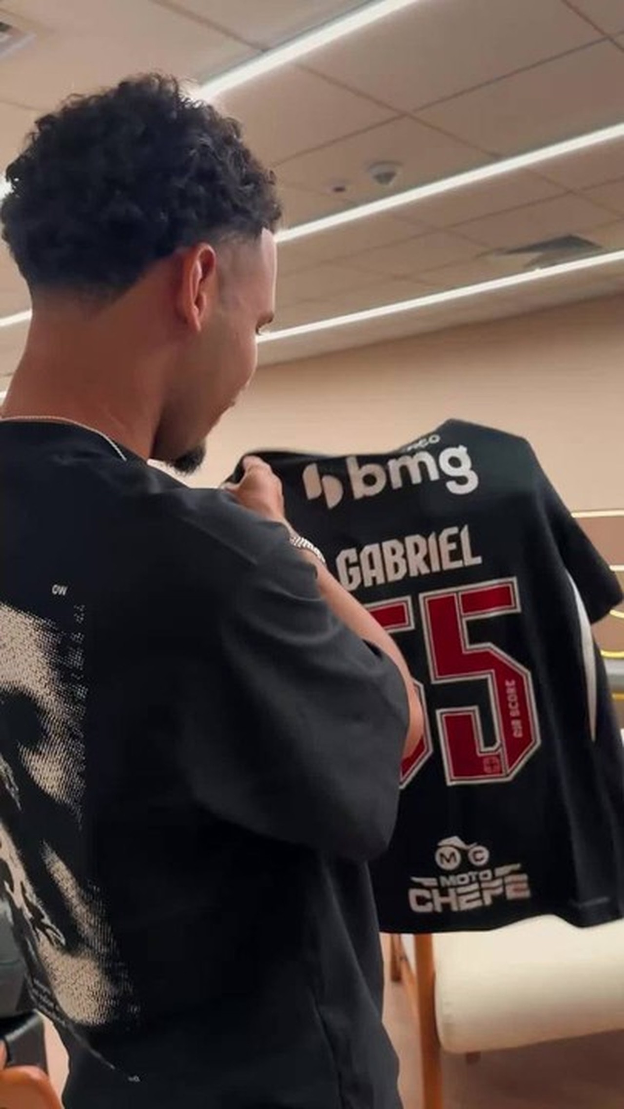 Gabriel Pereira desembarca no Rio para assinar com o Vasco: "Chego pronto"