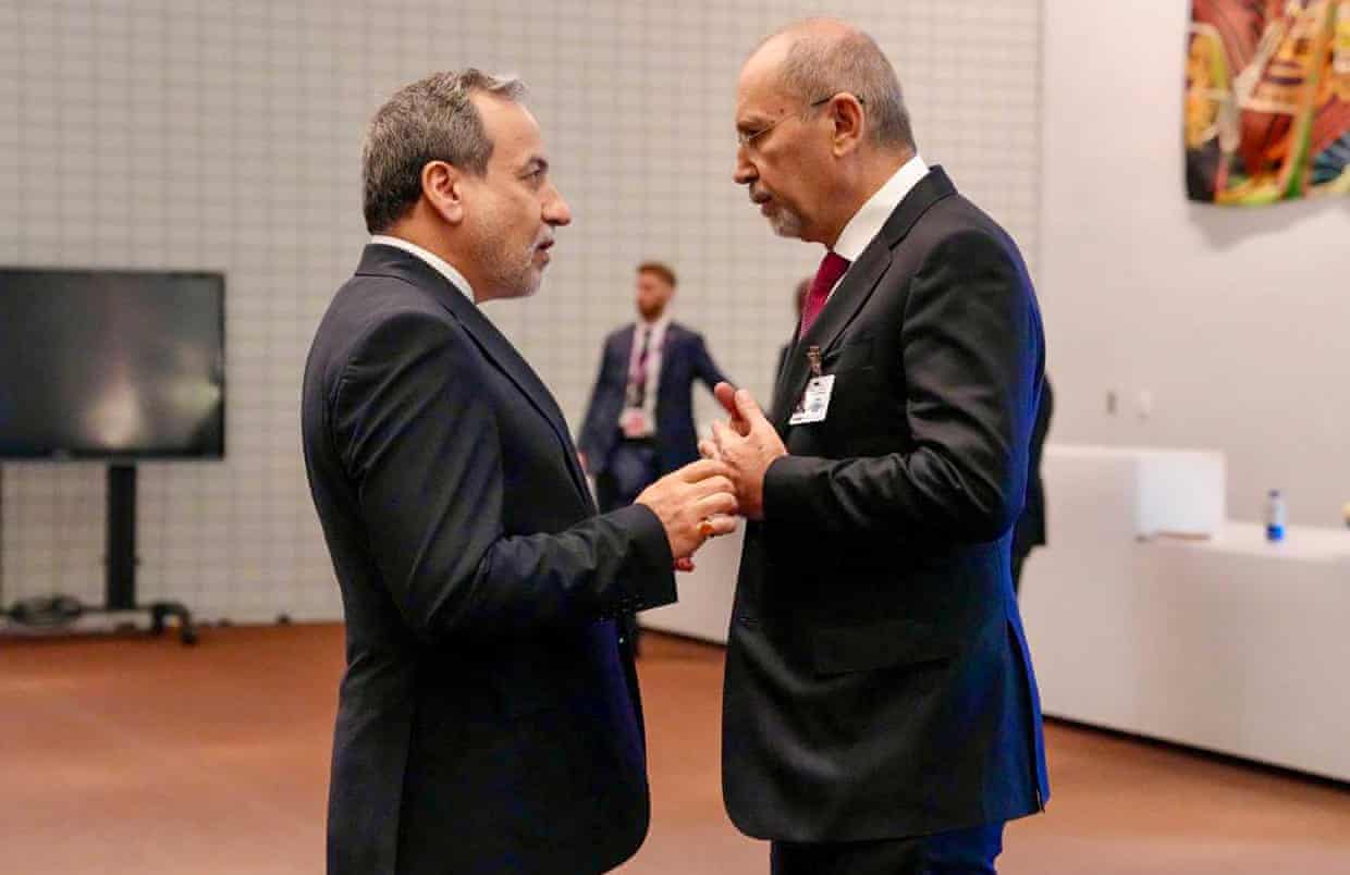Ed Miliband encontra-se com o ministro das Relações Exteriores do Irã enquanto Teerã oferece ultimato aos EUA sobre o estreito de Ormuz