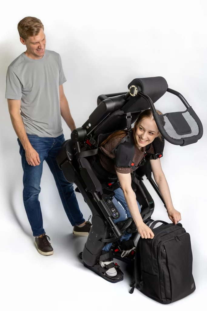 FDA autoriza venda de exoesqueleto que ajuda pessoas com lesão medular a ficar em pé em casa