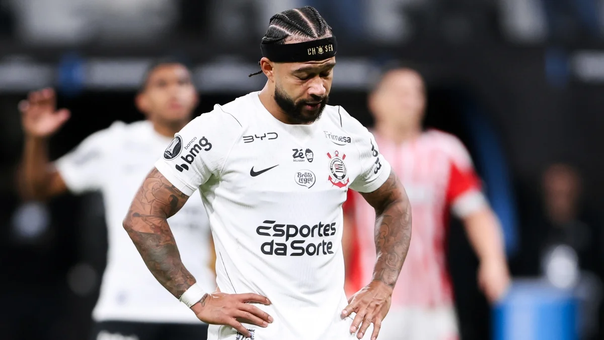 Memphis Depay se manifesta e pede desculpas aos torcedores do Corinthians