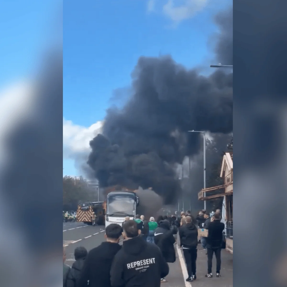 Ônibus com torcedores do Celtic pega fogo após clássico contra o Rangers