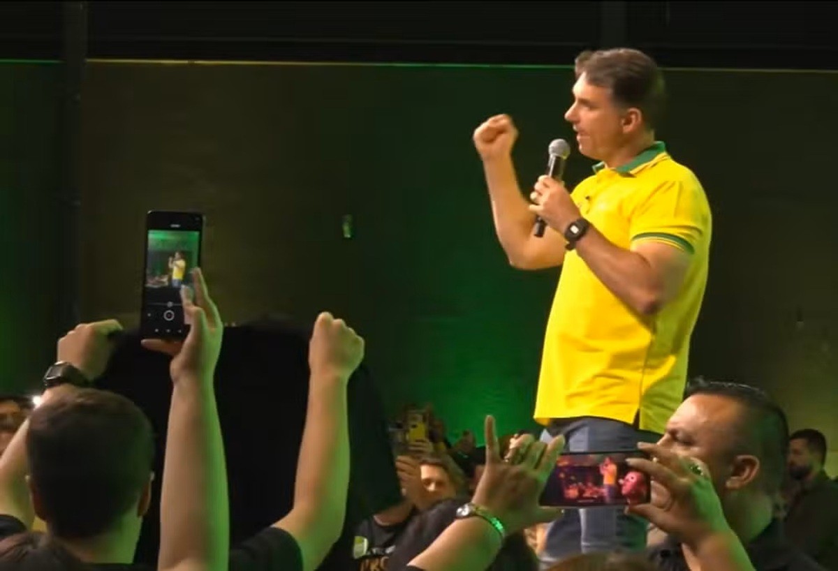 Flávio diz que Lula tentou 'comprar voto dos mais pobres' e promete 'tesouraço' na economia