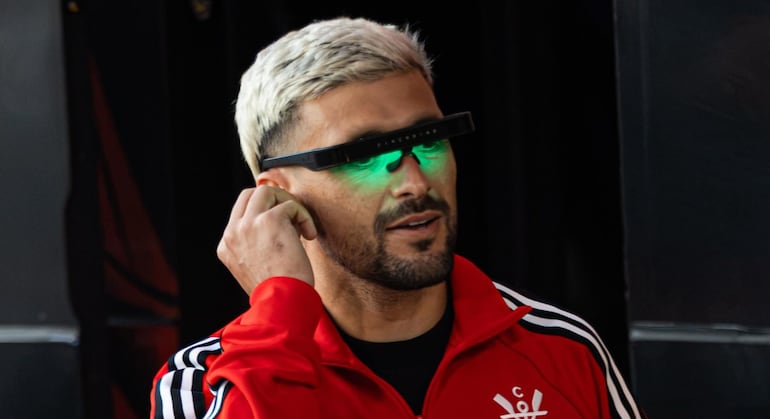 Óculos do Arrascaeta são só estilo? Entenda a ciência da luz no futebol de elite