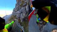Veja momento em que cachorro &eacute; resgatado de helic&oacute;ptero ap&oacute;s ficar preso em montanha na It&aacute;lia