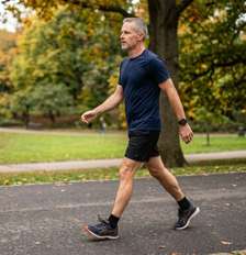 Uma pausa curta para atravessar uma rua, beber água ou recuperar o fôlego não anula o restante do exercício. Foto: Imagem gerada por inteligência artificial / Catraca Livre