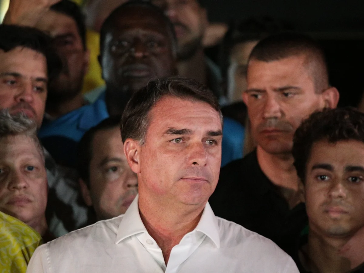 Flávio um dia antes de ir aos EUA: "Vou entregar passaportes e me defender"