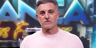 Luciano Huck apresentando o Doming&atilde;o, programa patrocinado por Vorcaro Foto: Reprodu&ccedil;&atilde;o/Globo
