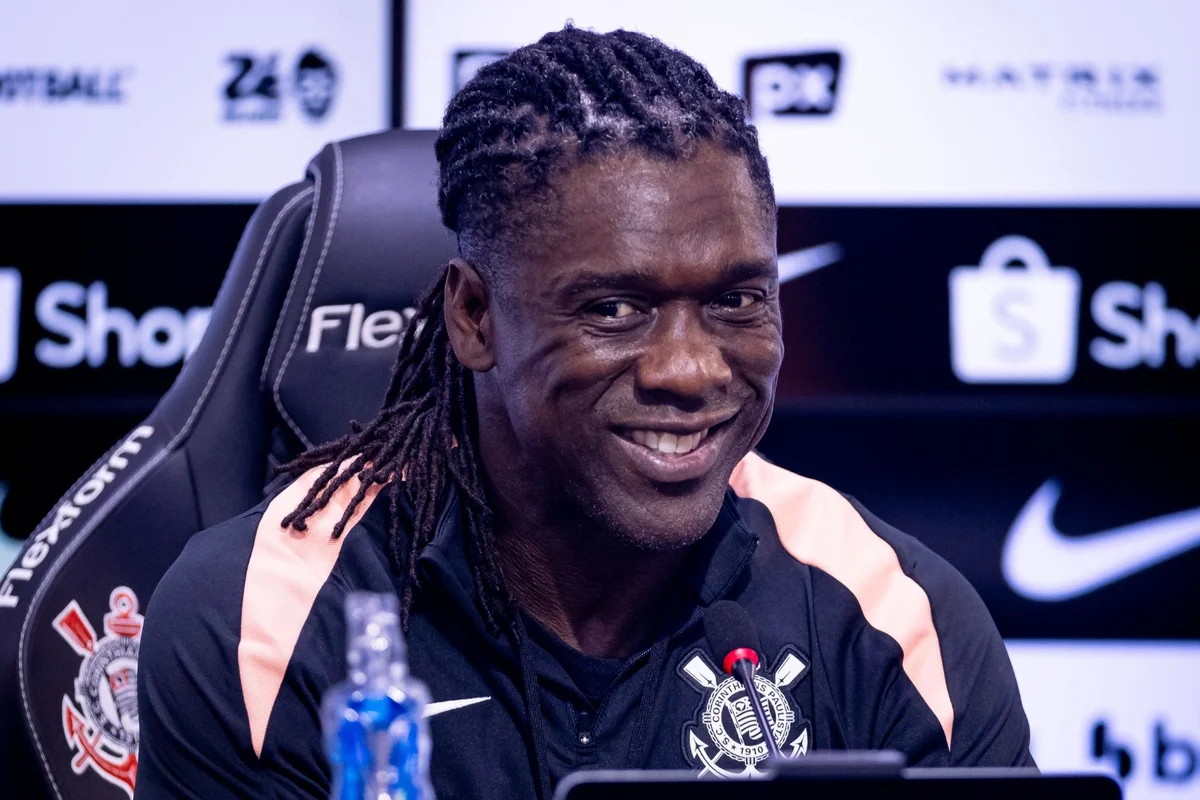 Seedorf é registrado no BID e pode estrear como treinador do Corinthians